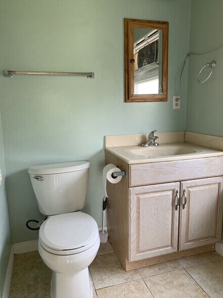 Building Photo - 9687 Azalea Cir