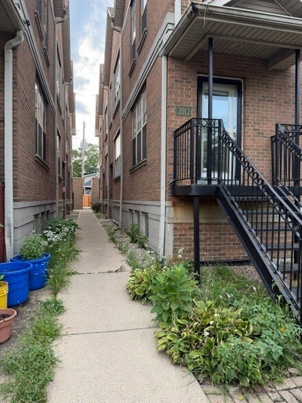 Building Photo - 2014 N Narragansett Ave