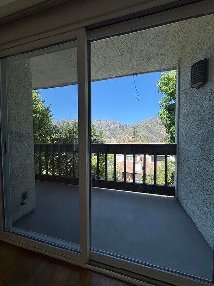 Building Photo - 1700 Palisades Dr