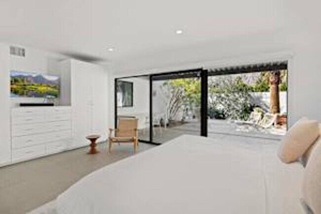 Building Photo - 5 bedroom 5 bath Available for Short Term Rental