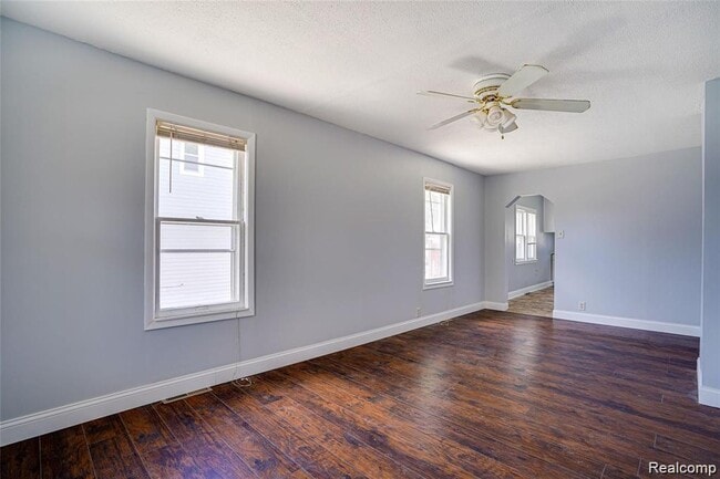 Building Photo - 577 E Brickley Ave