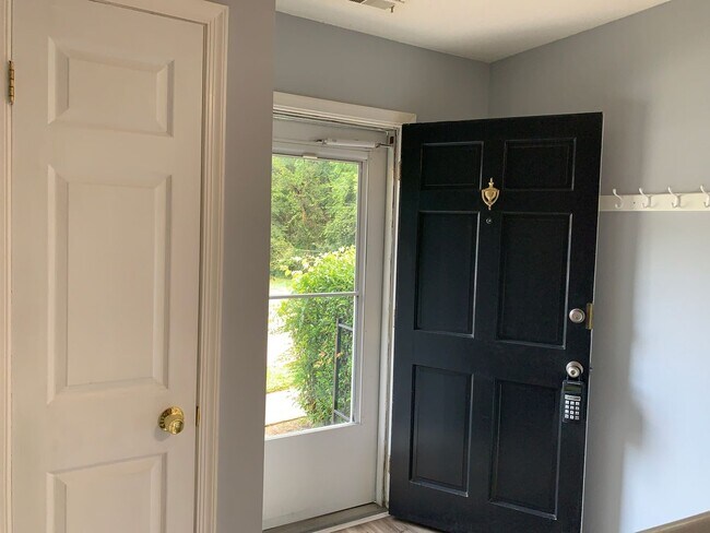 Building Photo - Renovated Townhome Near UNC, Downtown, fle...