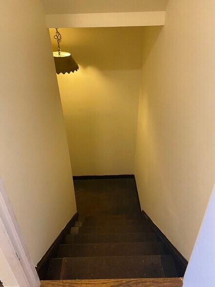 Building Photo - 567 W Diamond Ave