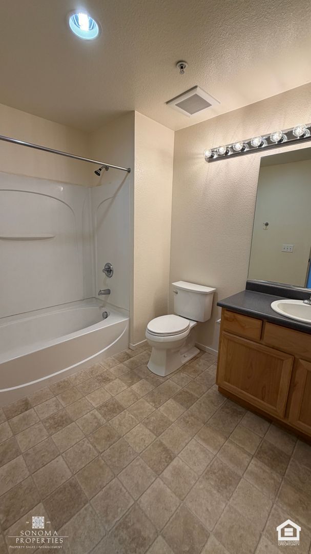 Building Photo - Must-See Charming Second-Level 1 Bedroom Apartment