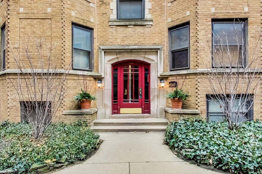 Building Photo - 540 W Cornelia Ave