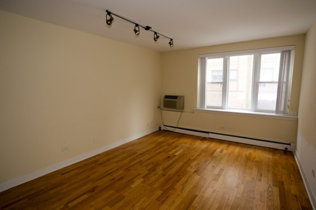 Building Photo - 630 W Wrightwood Ave