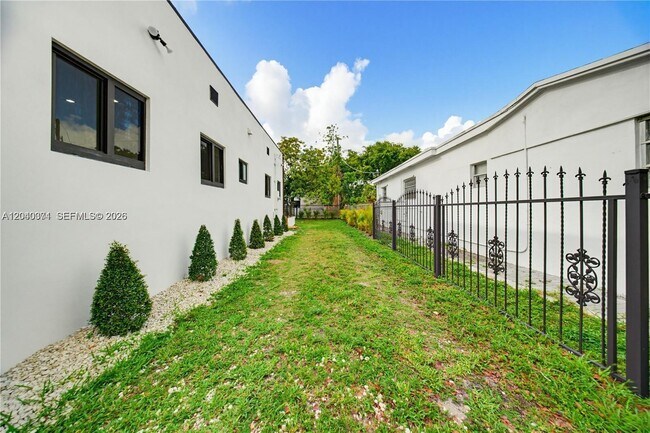 Building Photo - 1021 NW 48th St