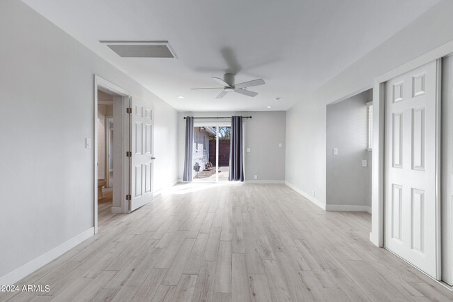 Building Photo - 607 E Encanto Dr