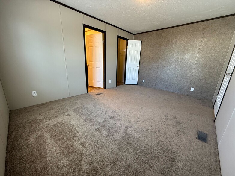 Building Photo - 11975 Creekview Ave