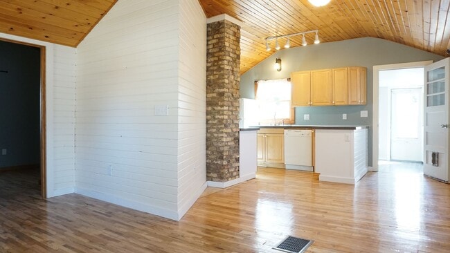 Building Photo - Cozy Cottage with garage and fenced yard