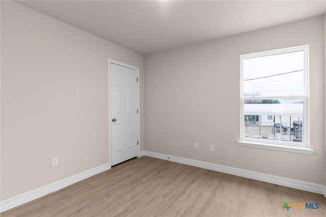 Building Photo - 803 White Meadow Ln
