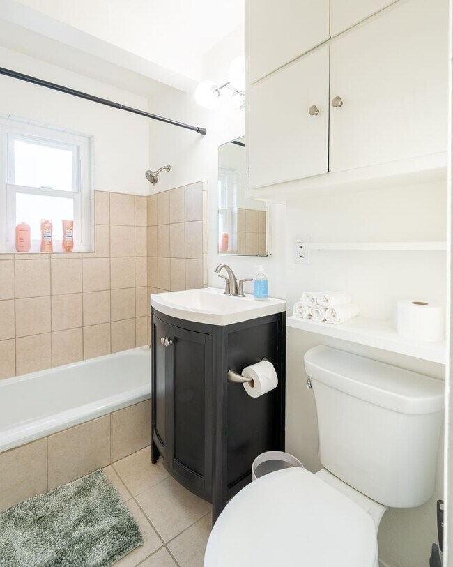 Building Photo - Charming Bungalow with King Size Bed