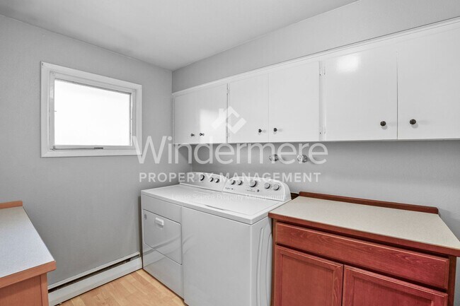 Building Photo - Fantastic Updated South Hill Rancher 3 Bedroom 2 Bath with Hardwood throughout