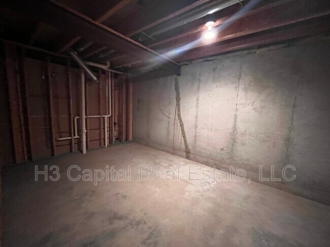 Building Photo - 810 South Moreland Rd