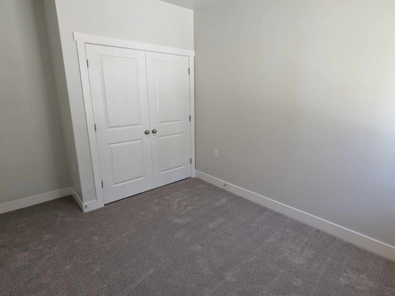 Building Photo - 1561 110