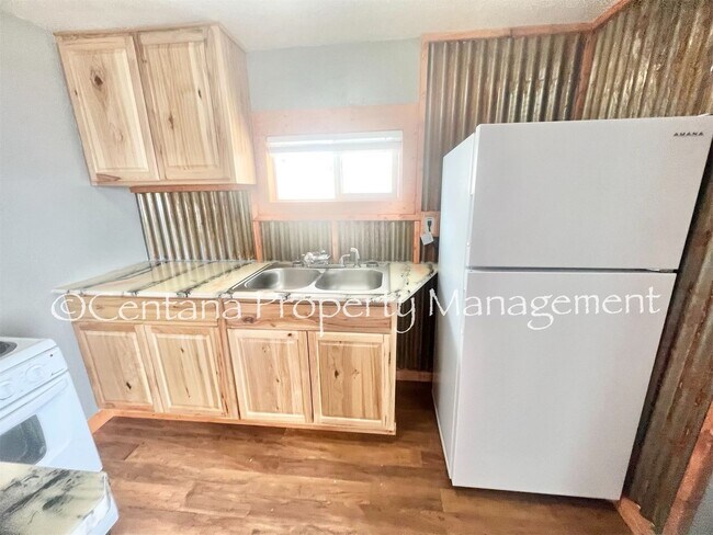 Building Photo - 611 E 6th St