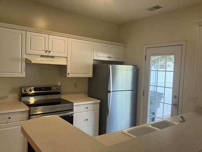 Building Photo - 3BR / 2.5BA @ Westbury Park