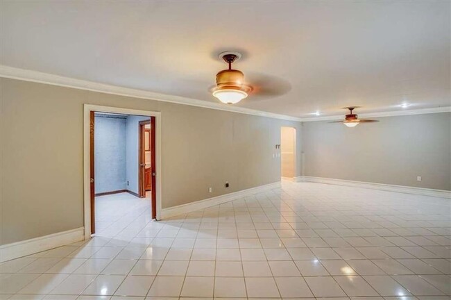 Building Photo - 142 Stoneforest Dr