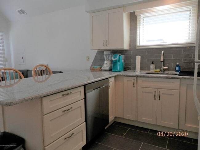 Building Photo - 613 Brinley Ave