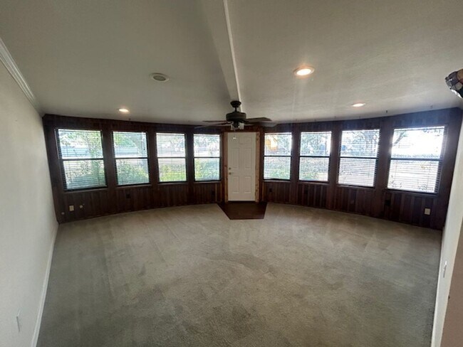 Building Photo - Spacious and Private Midway ISD Home