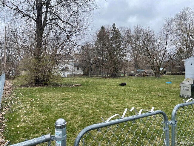 Building Photo - 2434 N Long Lake Rd