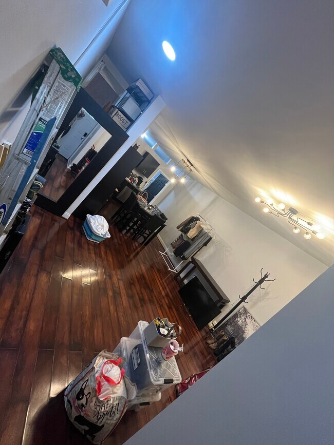 Building Photo - 207 Main St