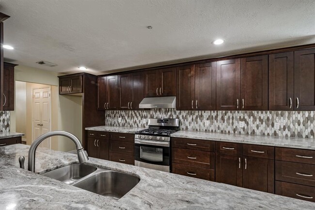 Building Photo - 5914 Shadow Creek Ct