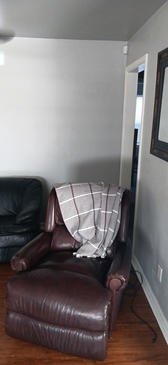 Building Photo - 548 E Woodrow St