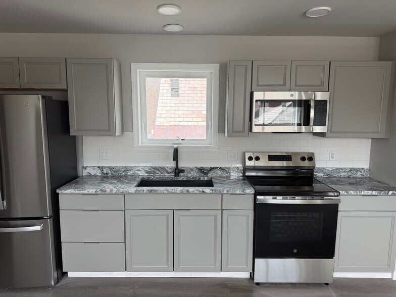 Building Photo - 23 Isham St