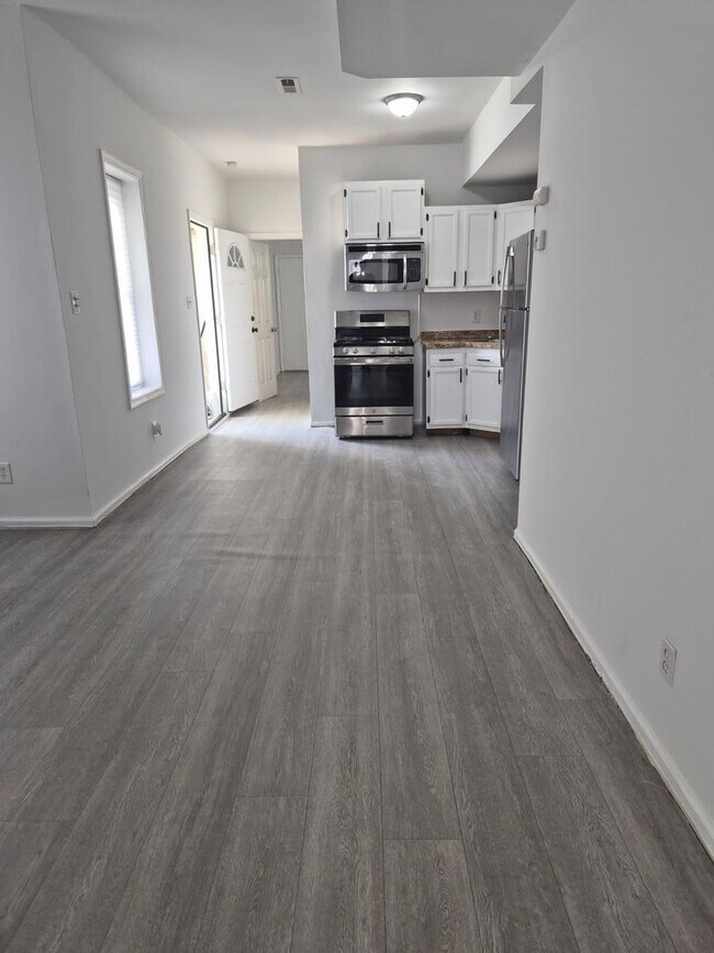 Building Photo - Freshly updated 2-bedroom unit, $1,399.00, Southbridge neighborhood, Wilmington