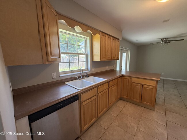 Building Photo - 988 Nicklaus Dr