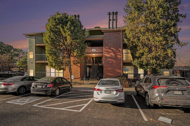 Building Photo - Ground Level Condo! 1 Bed 1 Bath In Littleton!