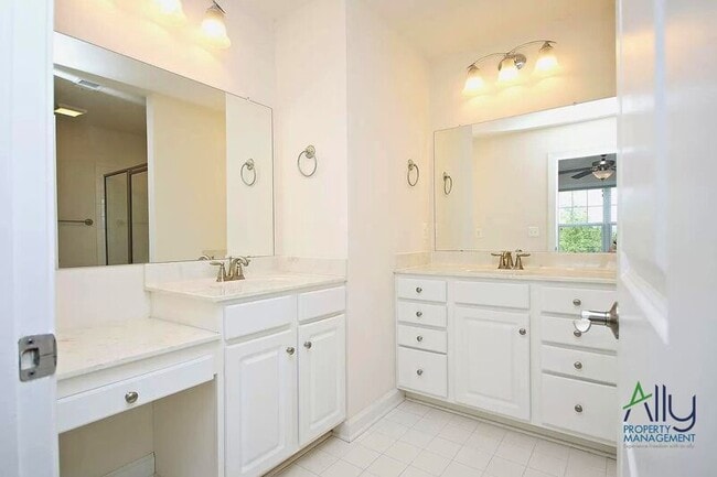 Building Photo - 1610 Kempton Pl
