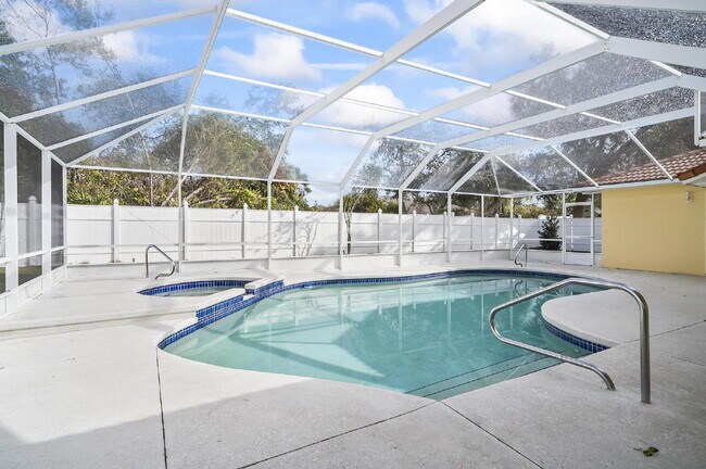 Building Photo - Palm Harbor Pool Home