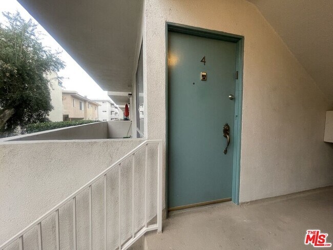 Building Photo - 5330 Zelzah Ave