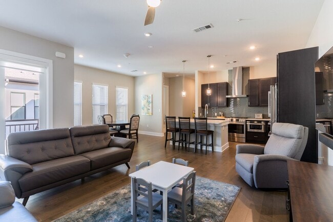 Building Photo - The Grove 2/2 Furnished