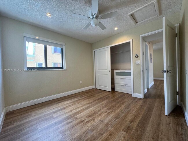 Building Photo - 2745 W 60th Pl