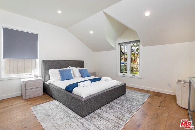 Building Photo - 527 S Bentley Ave