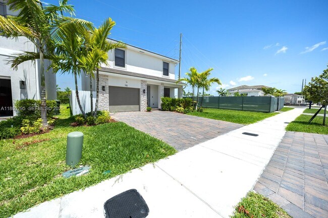 Building Photo - 715 SE 17th Ave