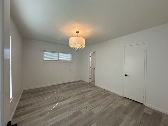 Building Photo - Completely remodeled and located on a quiet tree lines street in a beautiful pocket of Winnetka