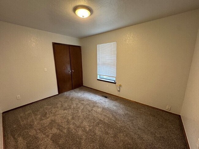 Building Photo - New flooring and tile, great location, lar...
