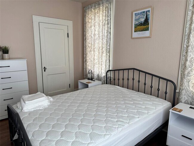 Building Photo - 2237 Winona Ave