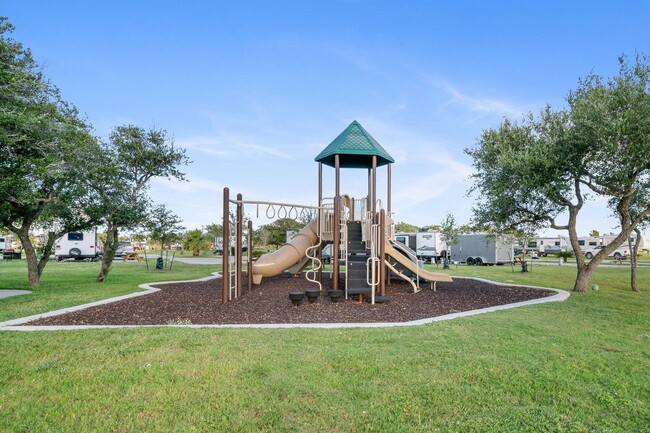 Building Photo - Charming 1BR plus bonus room, 2 full bath ...