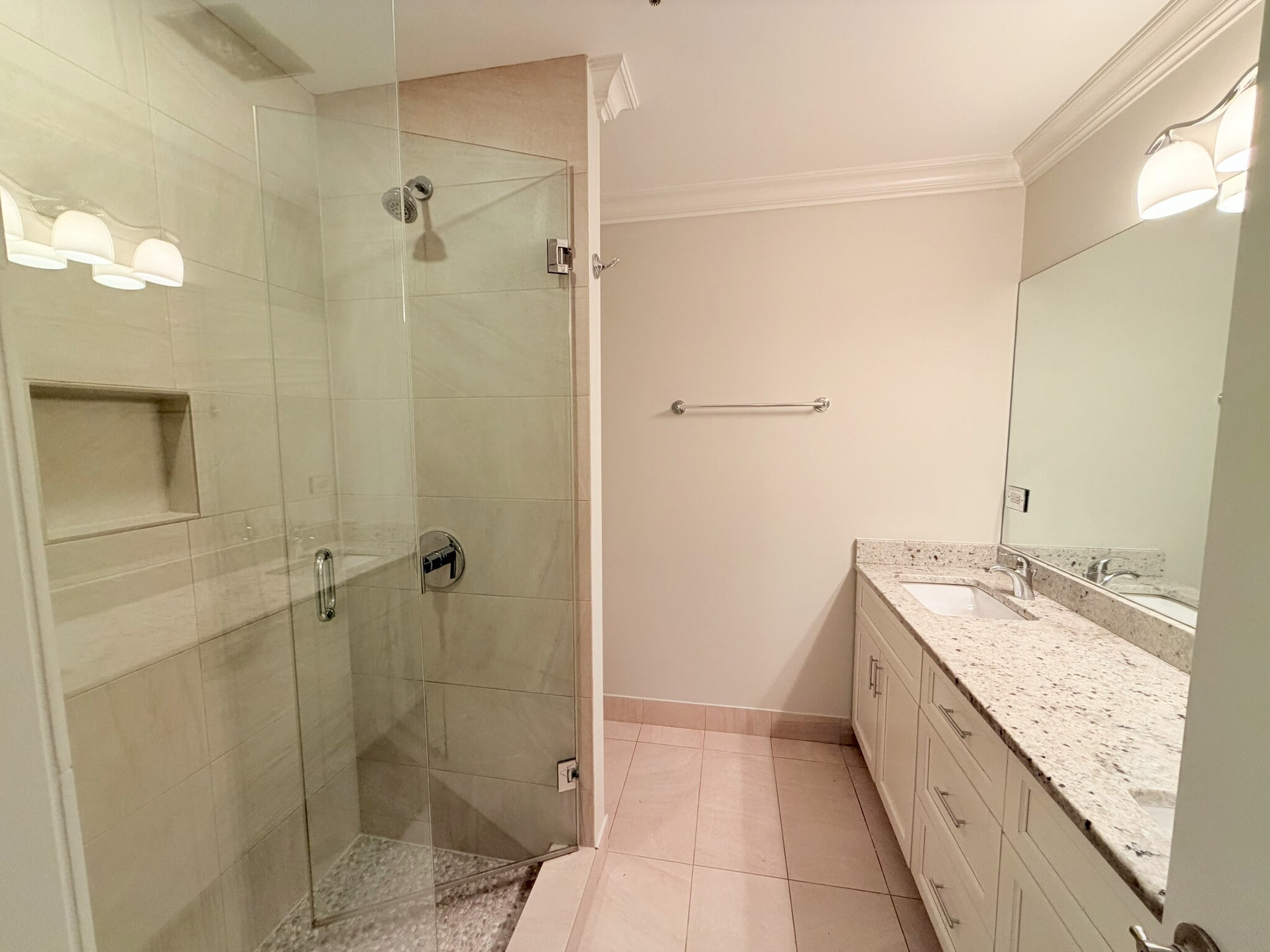 Building Photo - 1002 W Van Buren St