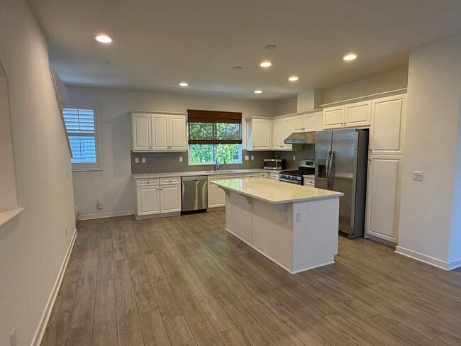 Building Photo - Modern, Spacious 3BR/4BA Home with Exceptional Freeway Access & Nearby Nature