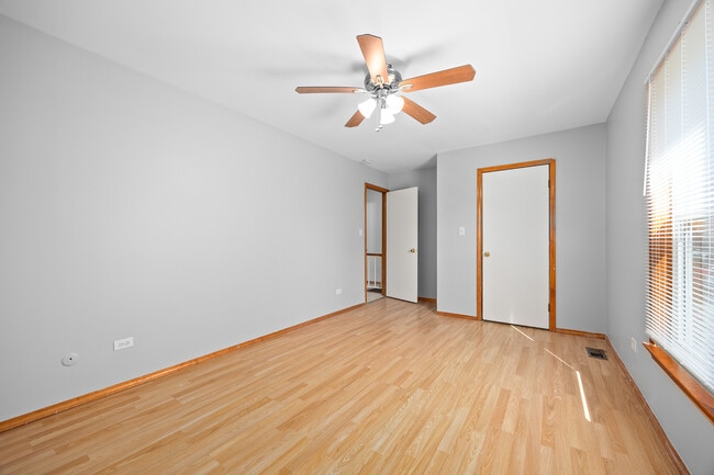 Building Photo - 1370 N Glen Cir