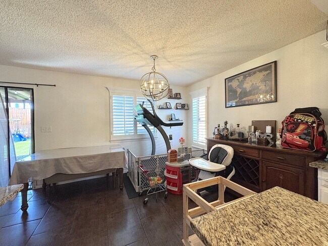 Building Photo - East El Paso 4 bed Refrig A/C w/Gorgeous L...