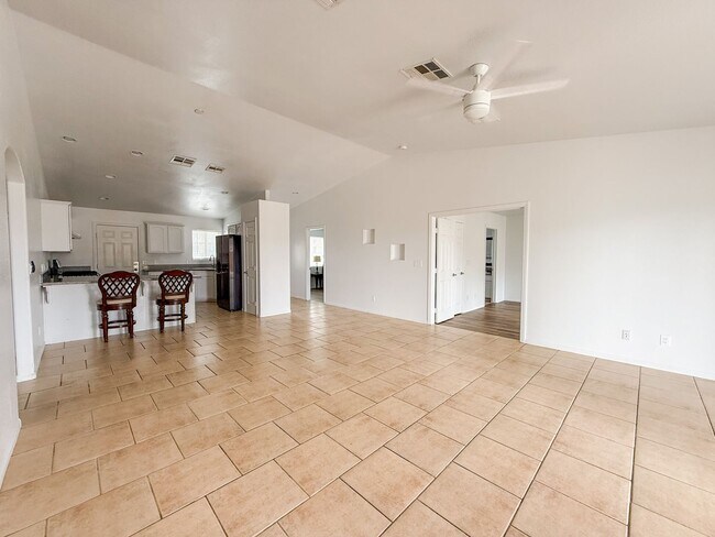 Building Photo - 29 Palms Home with Garage