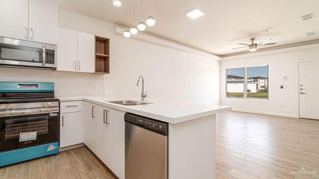 Building Photo - 15 E Yuma Ave