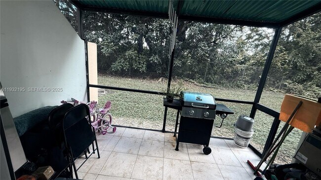 Building Photo - 8860 Fontainebleau Blvd